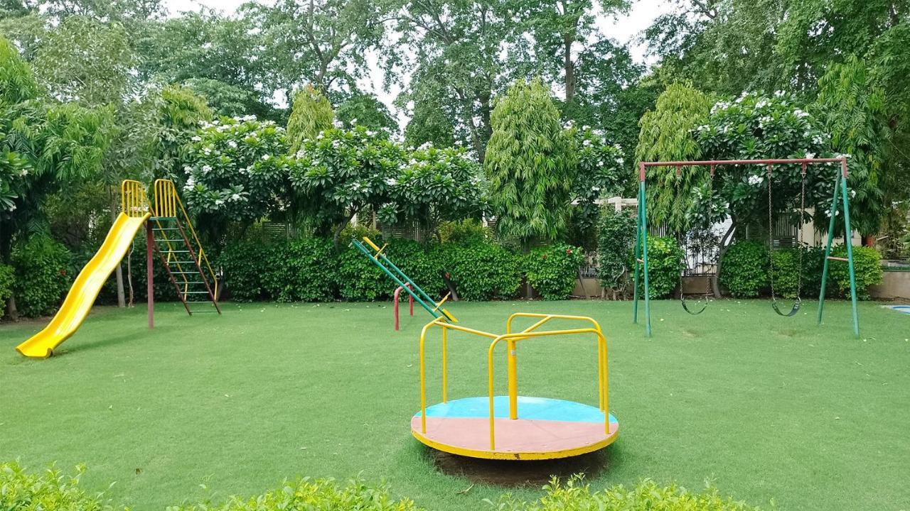 Goa Country Club Hotel Gurgaon Exterior foto